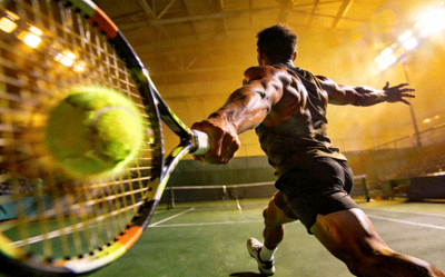 网球运动员大力发球瞬间 - 肌肉线条分明