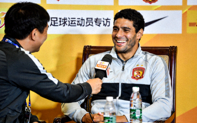 足球运动员专访花絮 - 笑着接受采访